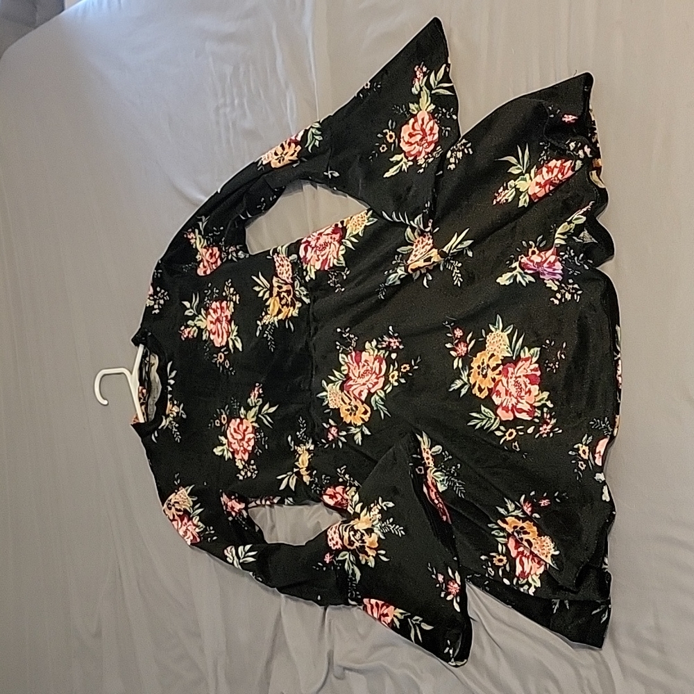 Size Medium Flounce Sleeve Dress